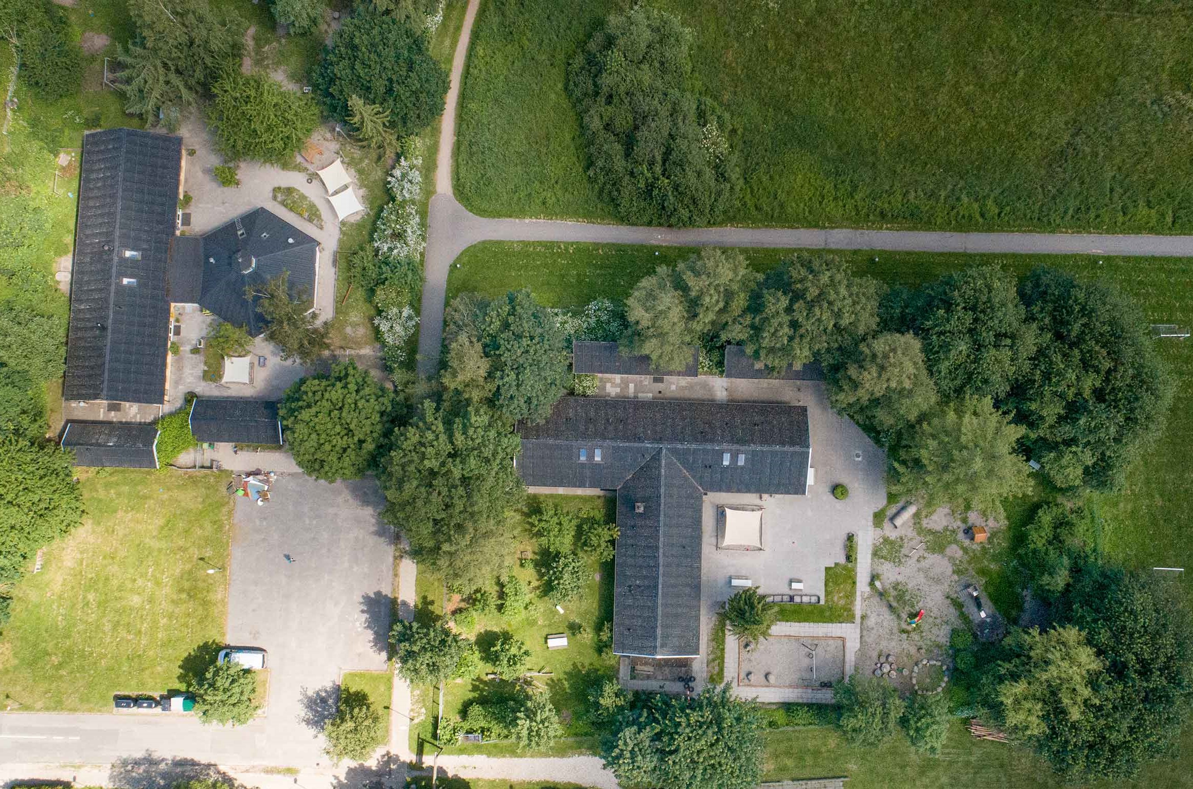 Et luftfoto af begge hus